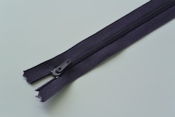 20 cm dragkedja. Mörklila.