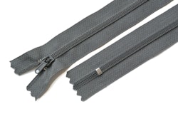 20 cm dragkedja. Mörkgrå.