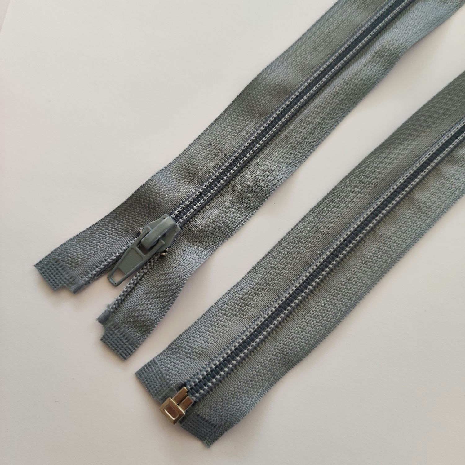 Dragkedja, blixtlås 5mm, 45 cm. Grå.