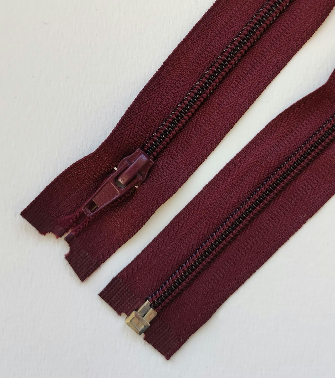 Dragkedja, blixtlås 5mm 35-85 cm. Vinröd.