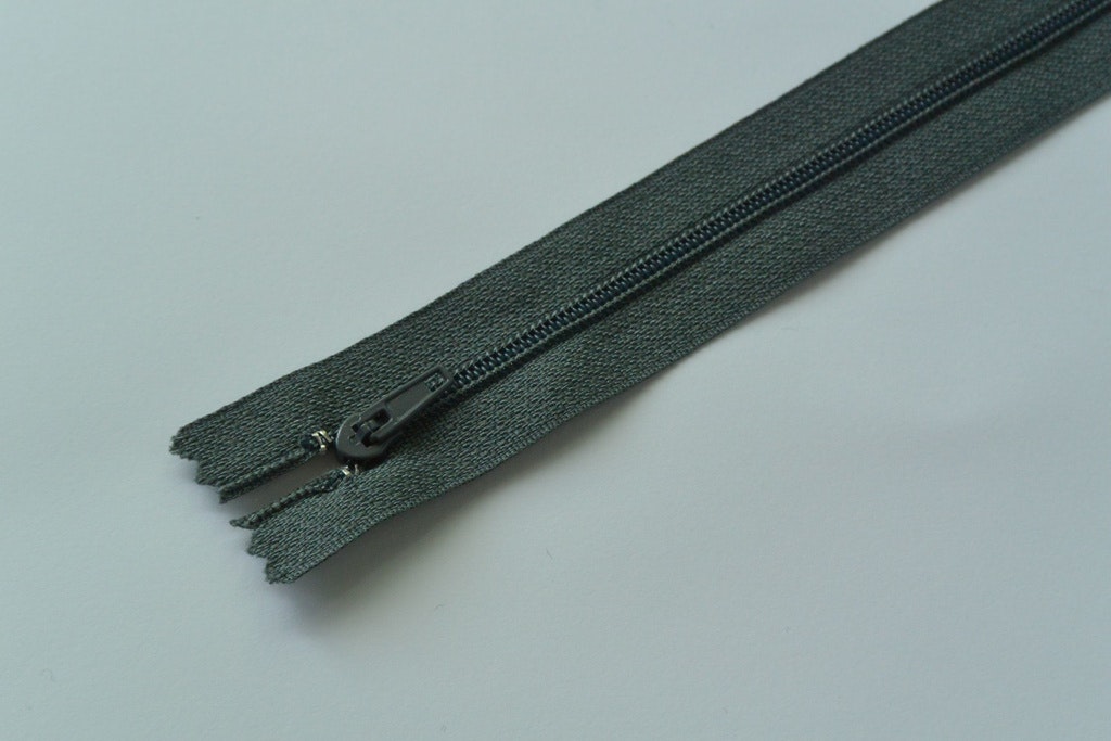 20 cm dragkedja. Mörkgrå.