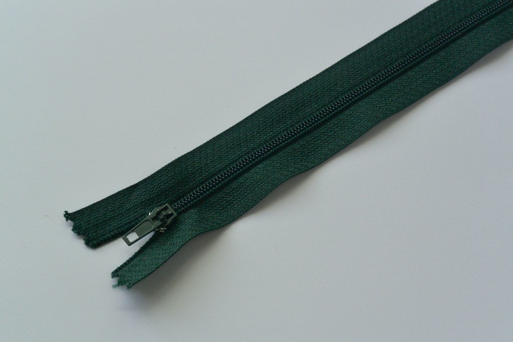 20 cm dragkedja. Mörkgrön.