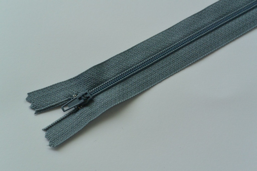 20 cm dragkedja. Mörkgrå.