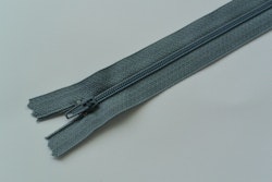 20 cm dragkedja. Mörkgrå.