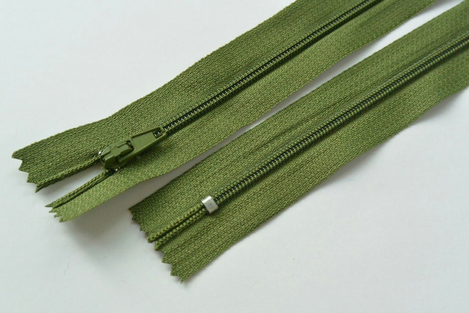 25 cm dragkedja. Militärgrön.