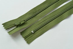25 cm dragkedja. Militärgrön.