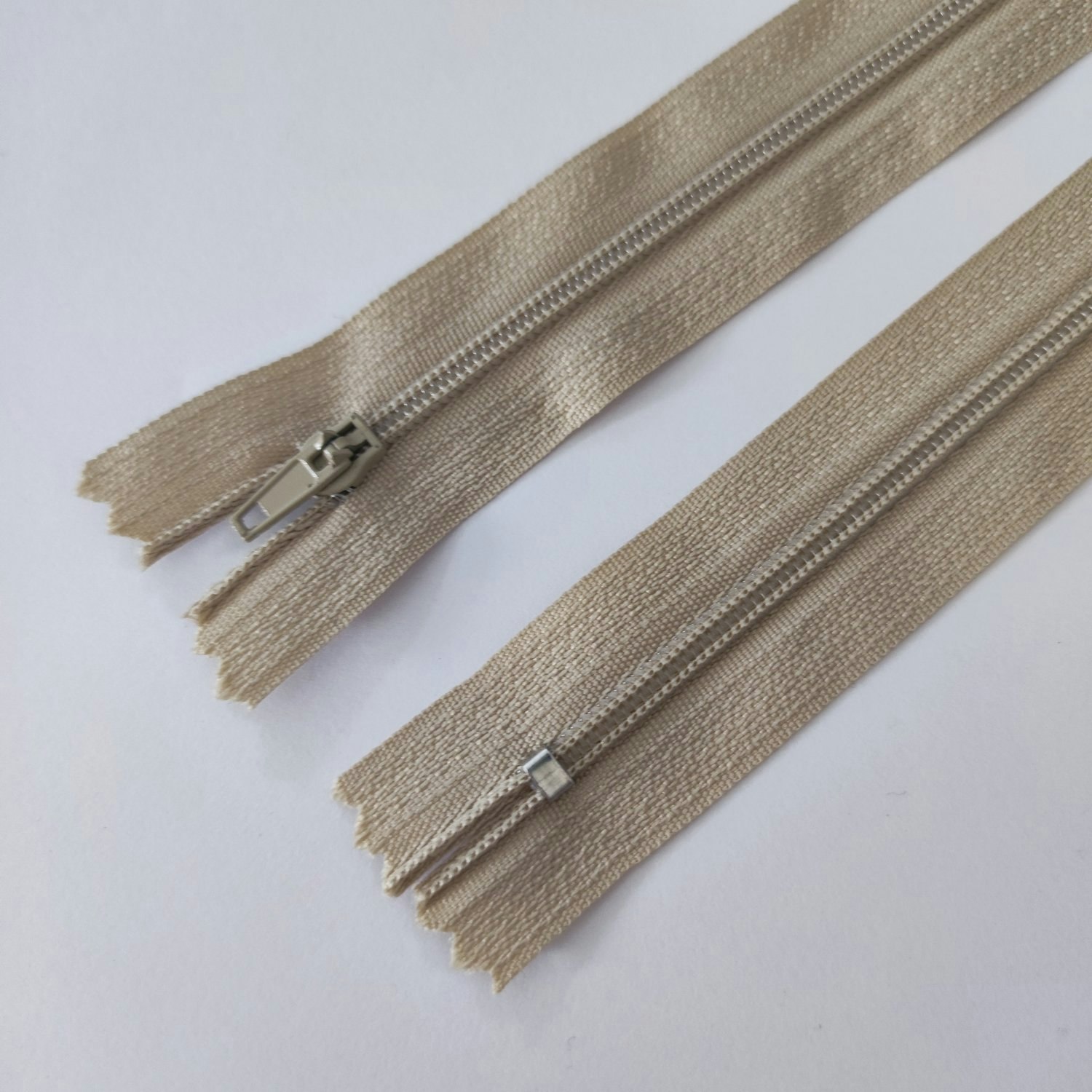 25 cm dragkedja. Ljusbeige.