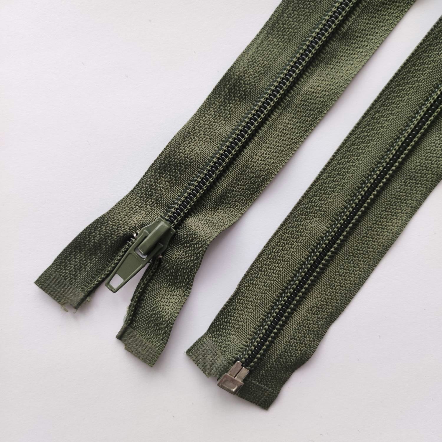 Dragkedja, blixtlås 5mm, 75 cm. Mörk olivgrön.