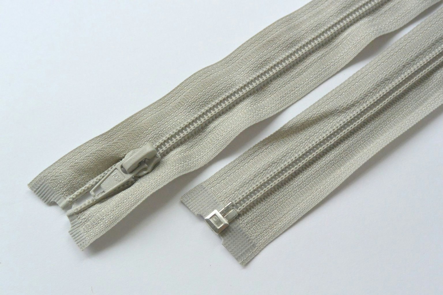 Dragkedja, blixtlås 5mm 35-85 cm. Ljus gråbeige.