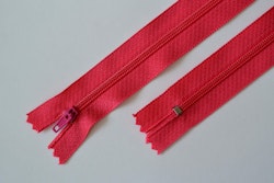 45cm dragkedja. Ceriseröd.
