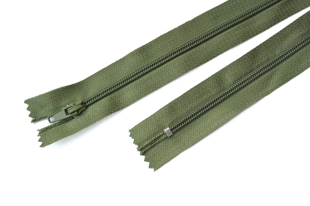 40 cm dragkedja. Olivgrön.