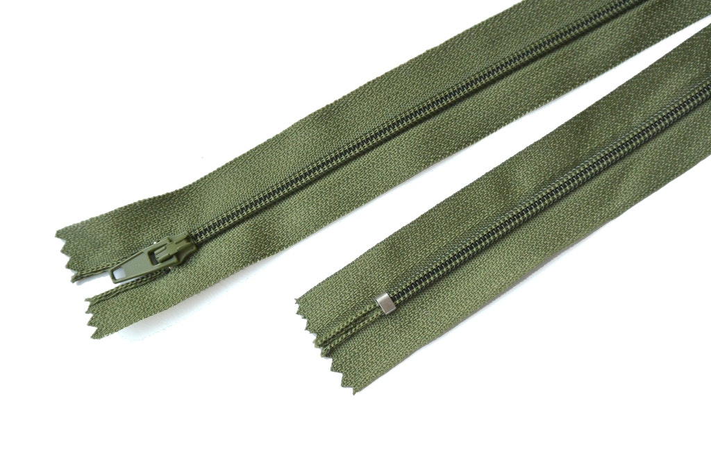 35 cm dragkedja. Militärgrön.