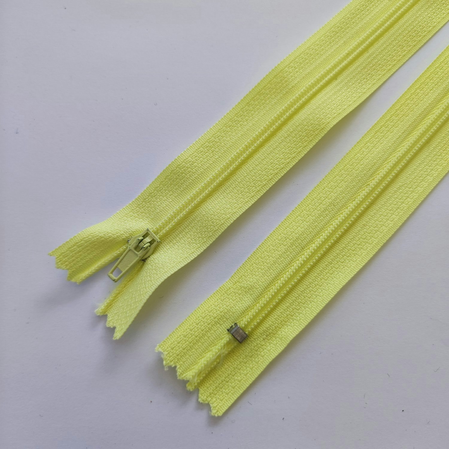 25 cm dragkedja. Ljusgul.