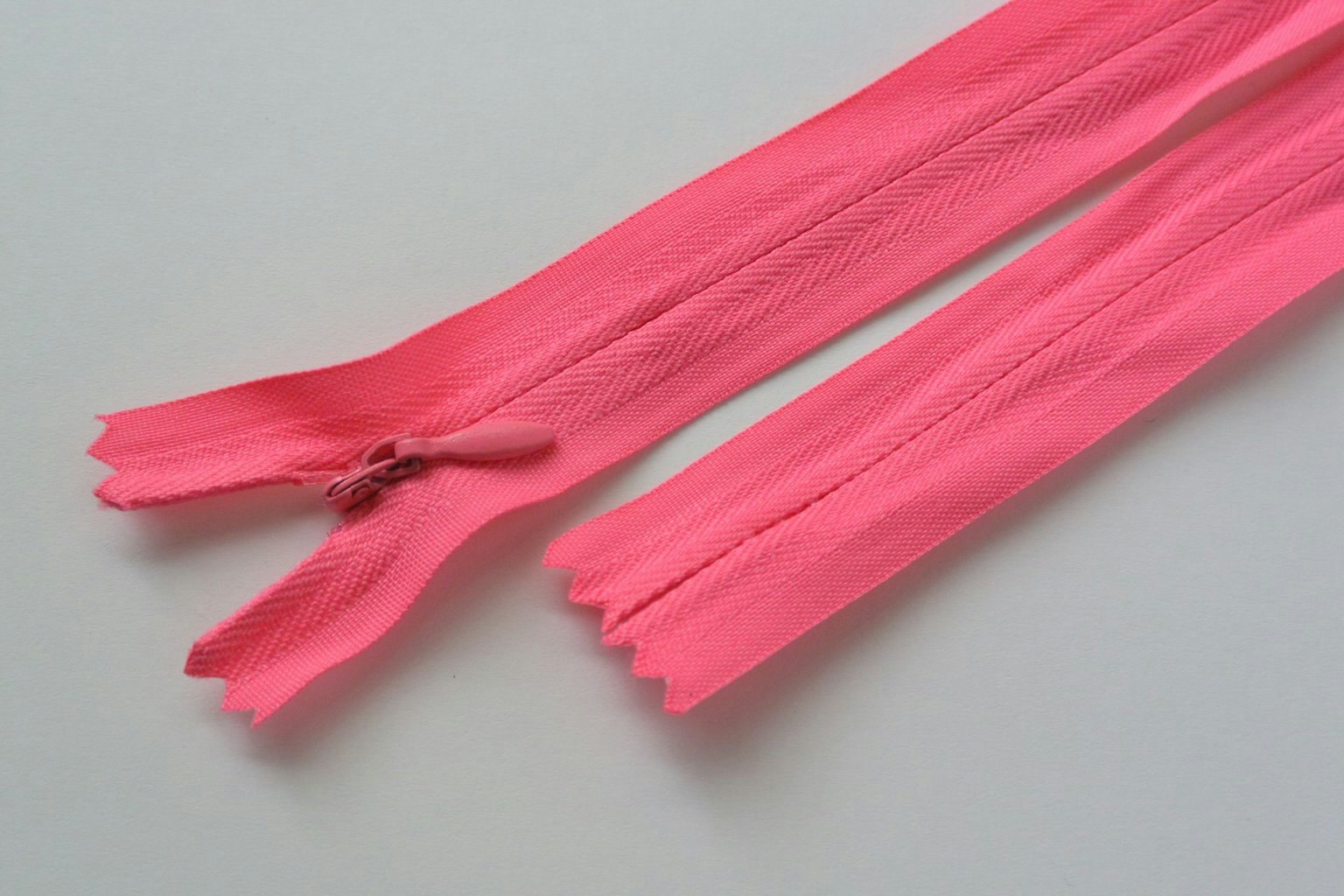 Osynligt, dolt blixtlås, 40 cm. Neonrosa.