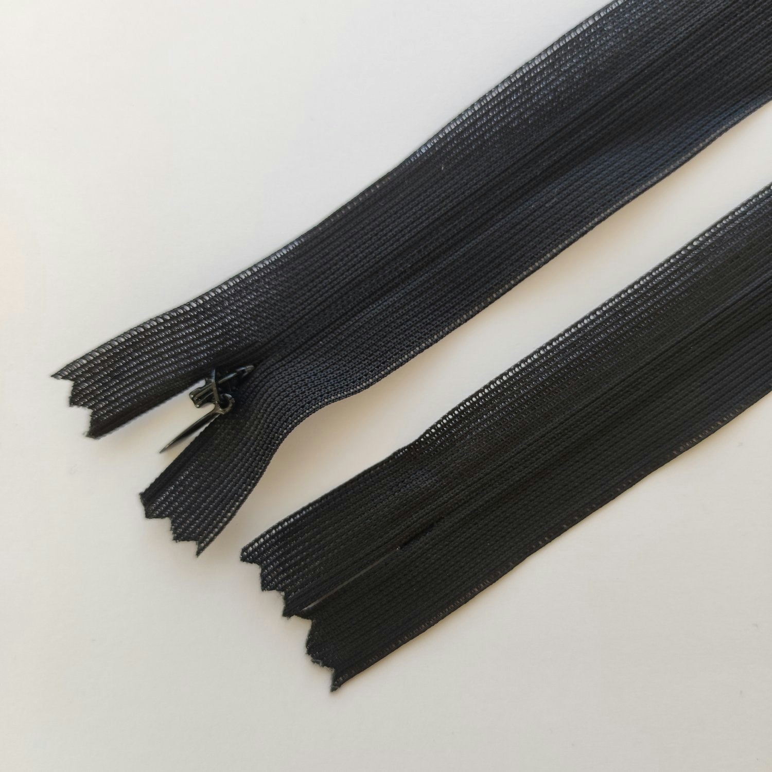 Osynligt, dolt blixtlås, 30-60 cm, svart. (EU)