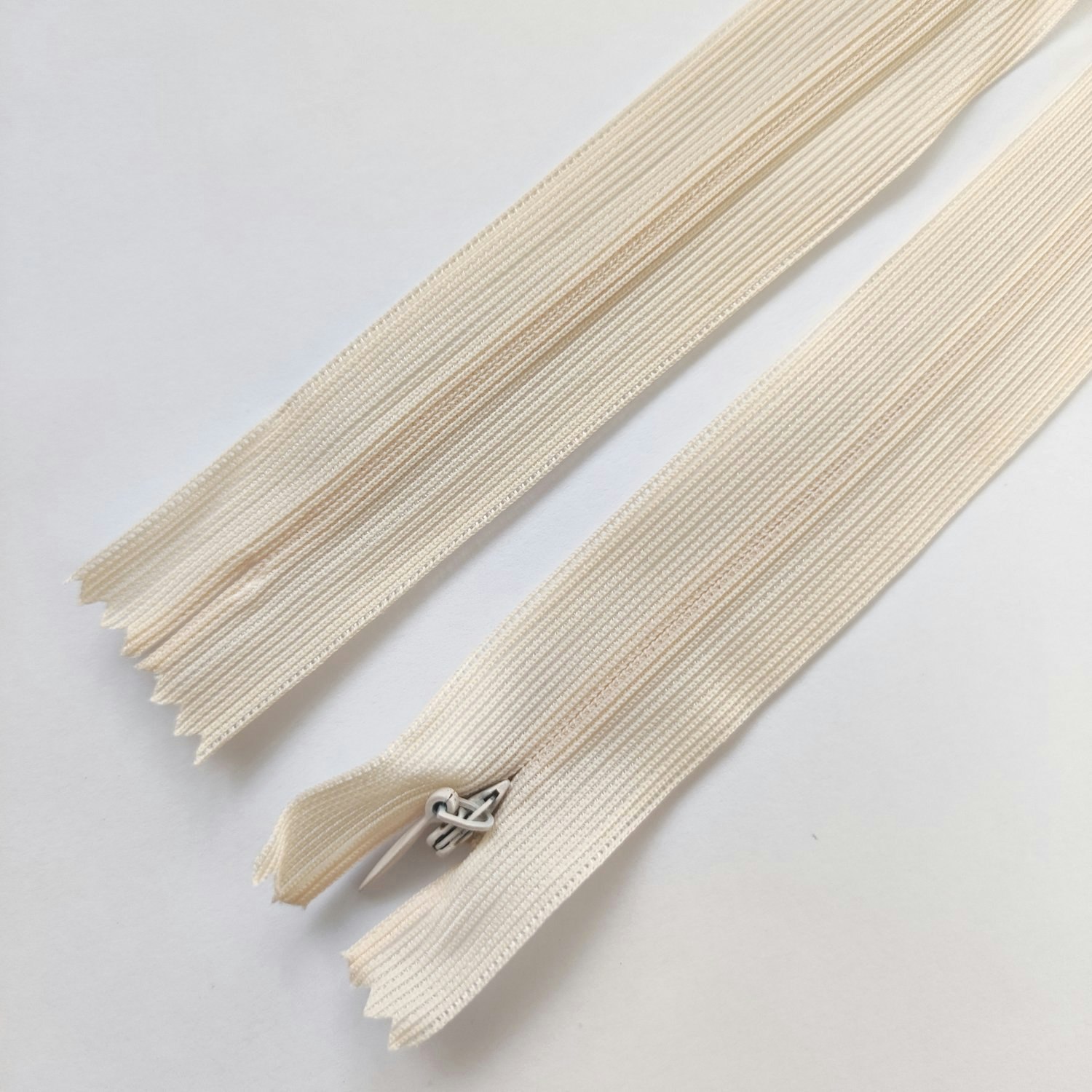 Osynligt, dolt blixtlås, 30-60 cm, antikvit/crème. (EU)