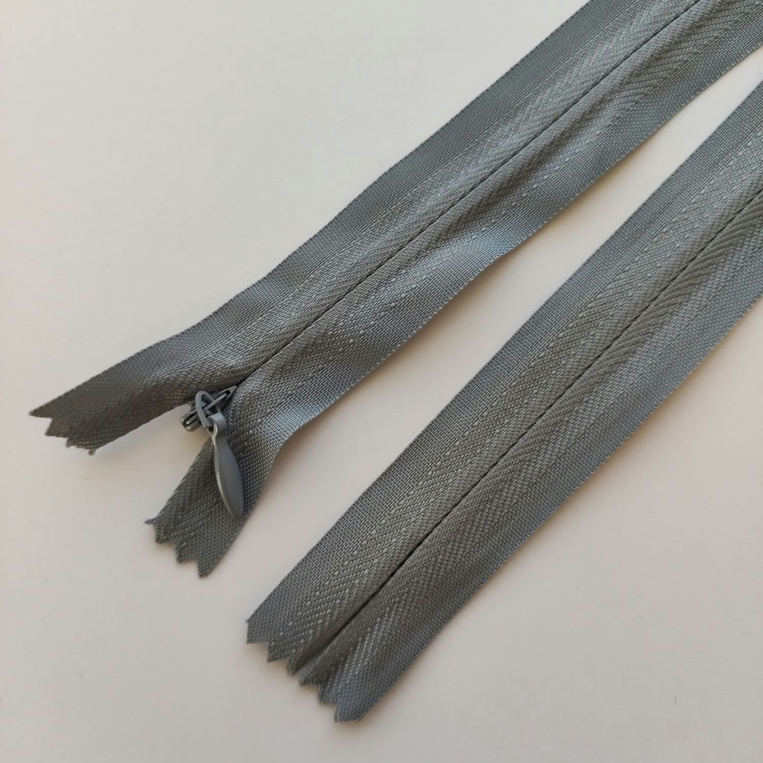 Osynligt, dolt blixtlås, 16-60 cm, grå.