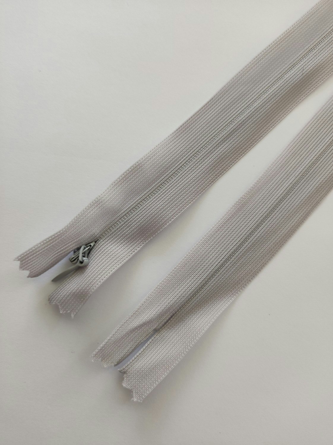 Osynligt, dolt blixtlås, 60 cm. Ljusgrå. (EU)