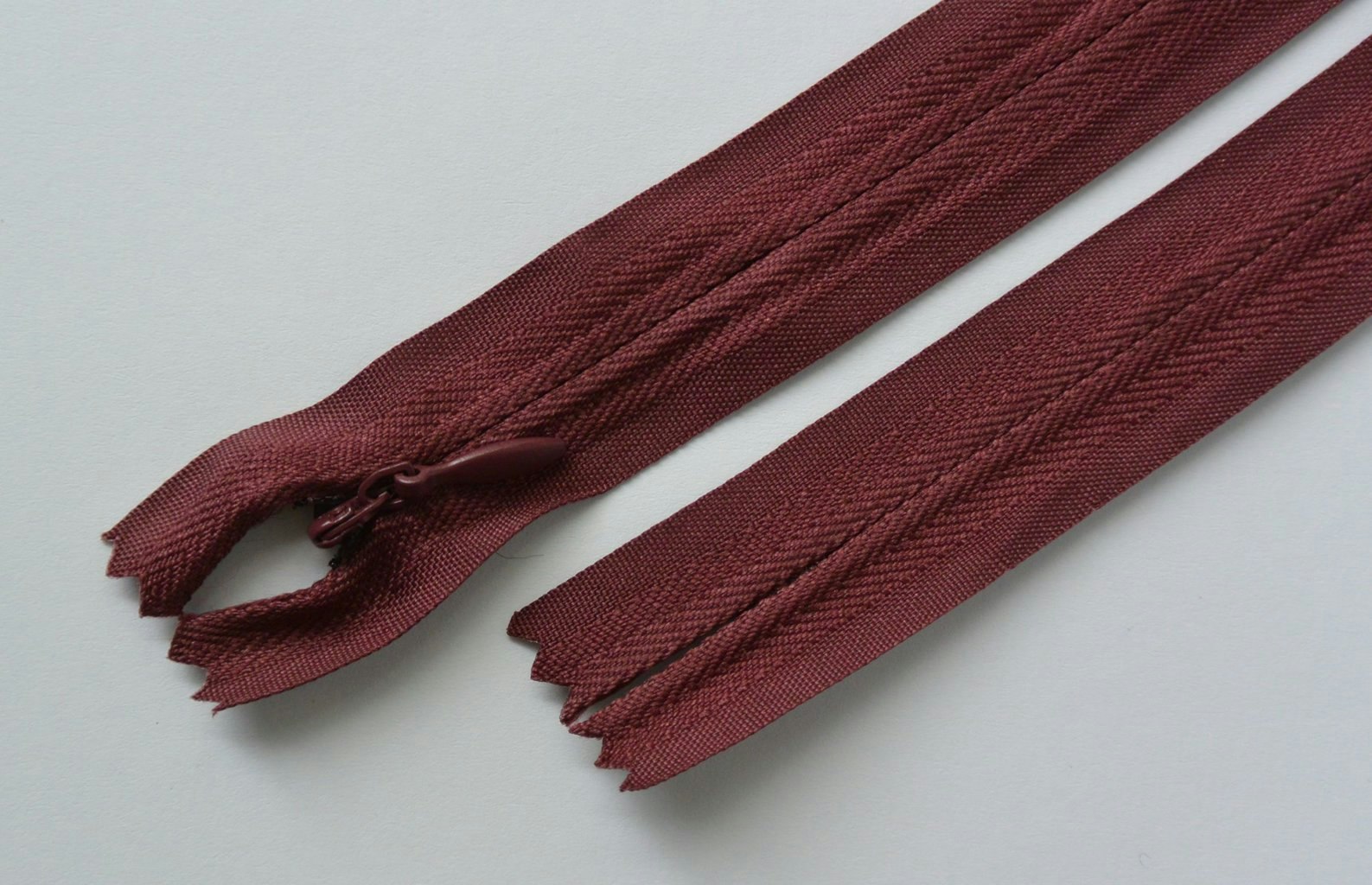 Osynligt, dolt blixtlås, 16-60 cm, vinröd.