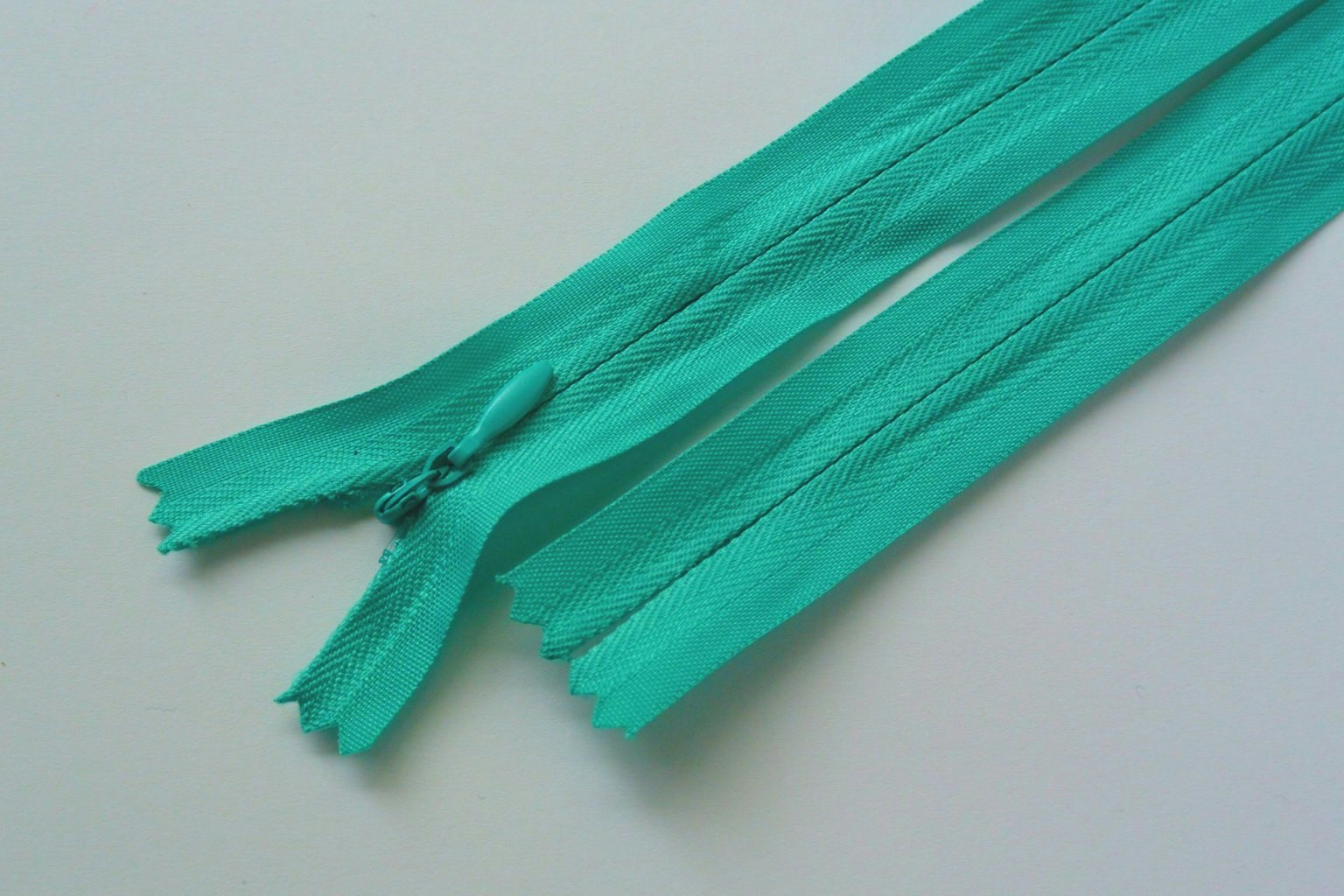 Osynligt, dolt blixtlås, 35-60 cm, grönblå.