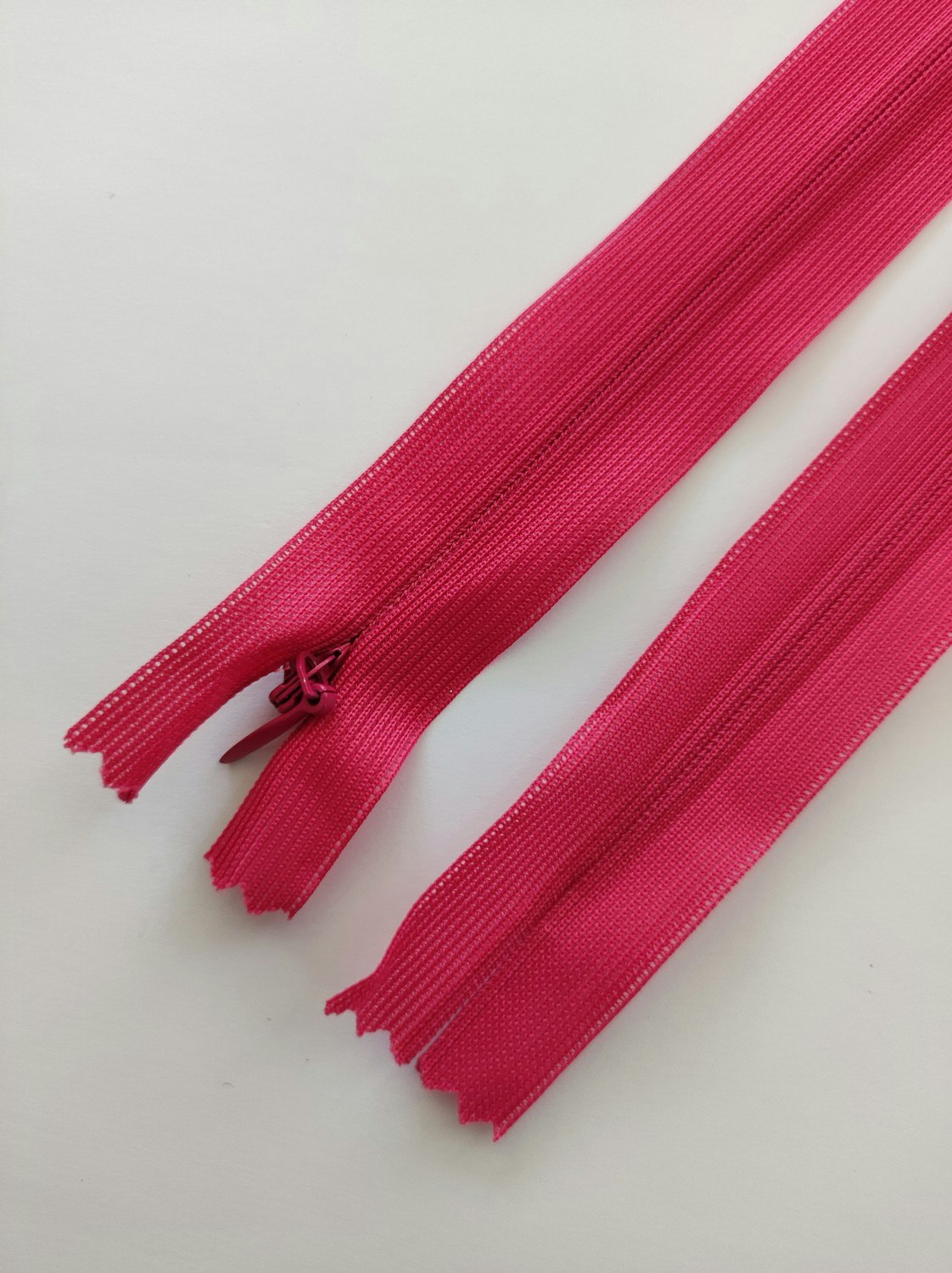 Osynligt, dolt blixtlås, 50 cm. Cerise. (EU)