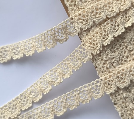 Beige spets 1,4 cm