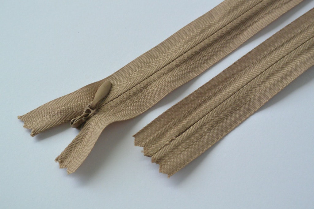 Osynligt, dolt blixtlås, 18 cm. Mörkbeige.