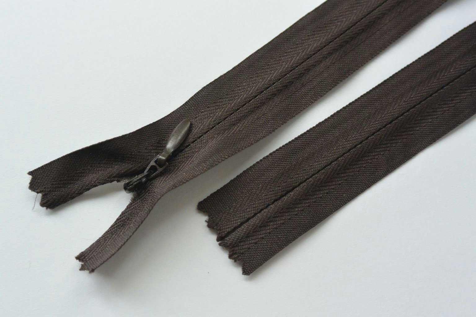 Osynligt, dolt blixtlås, 20 cm. Mörkbrun.