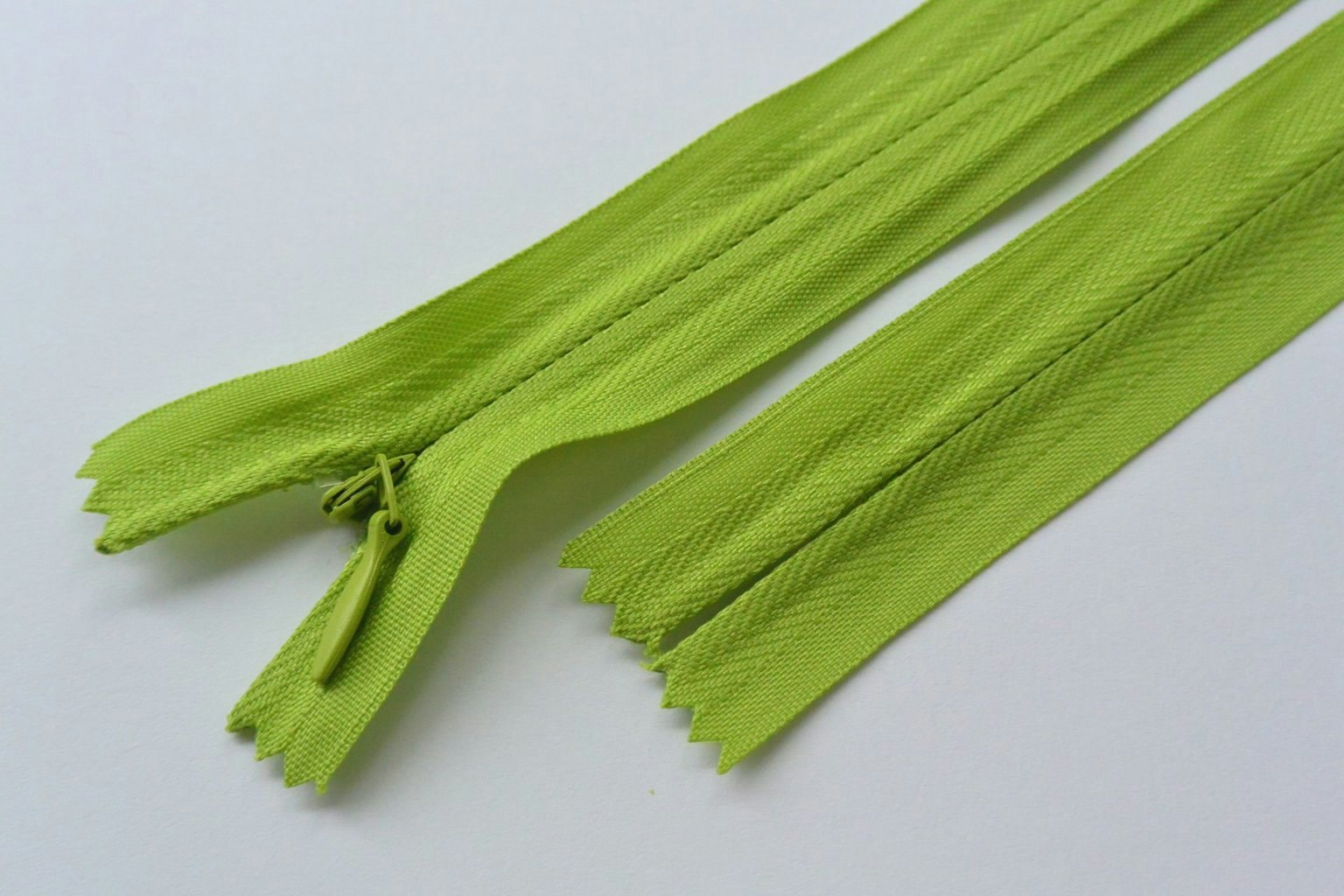 Osynligt, dolt blixtlås, 18 cm. Limegrön.