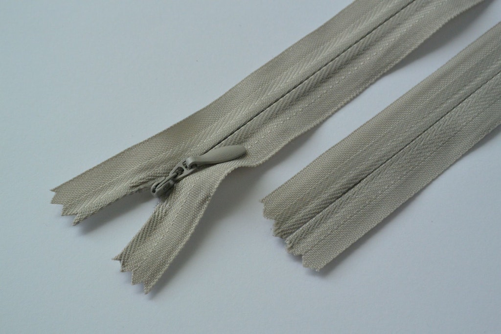 Osynligt, dolt blixtlås, 16-35 cm, Gråbeige.