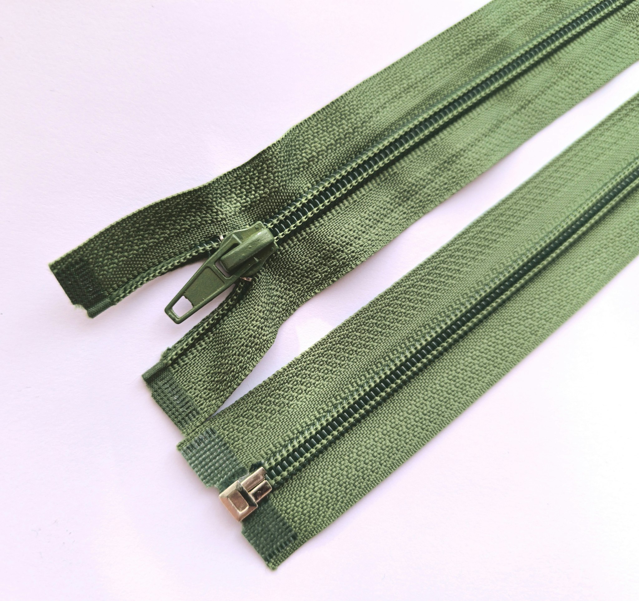 Dragkedja, blixtlås 5mm, 60 cm. Grön/olivgrön.