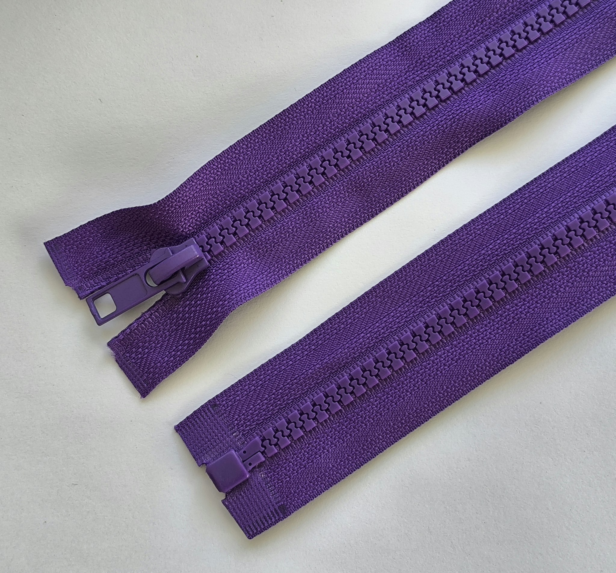 Dragkedja, blixtlås 6 mm 70-75 cm. Lila.
