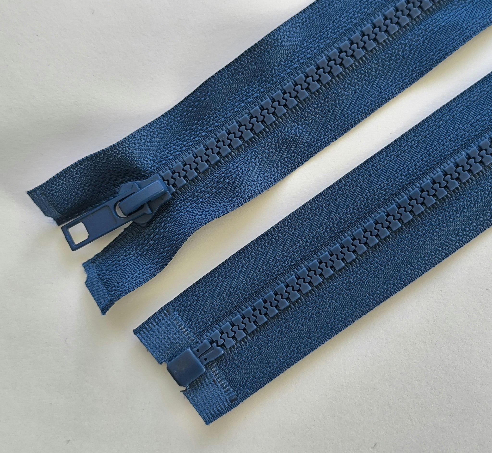 Dragkedja, blixtlås 6 mm 40-75 cm. Jeansblå.