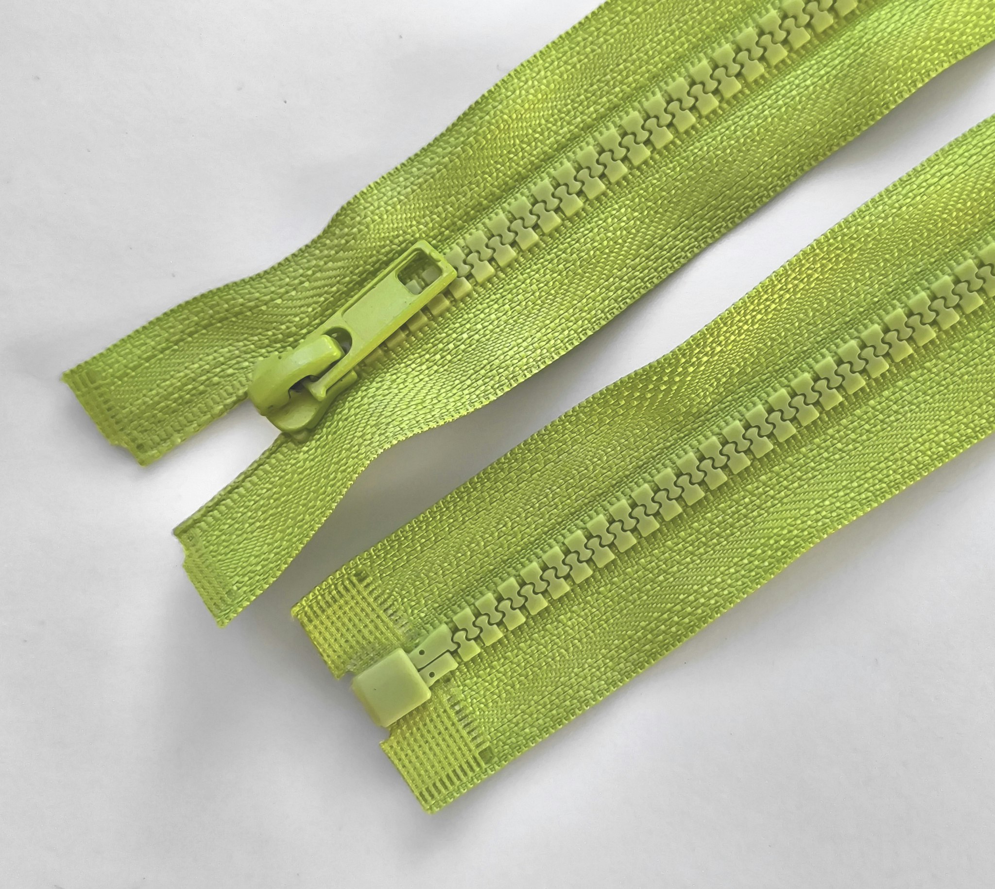 Dragkedja, blixtlås 6 mm 40-60 cm. Ljusgrön/lime.