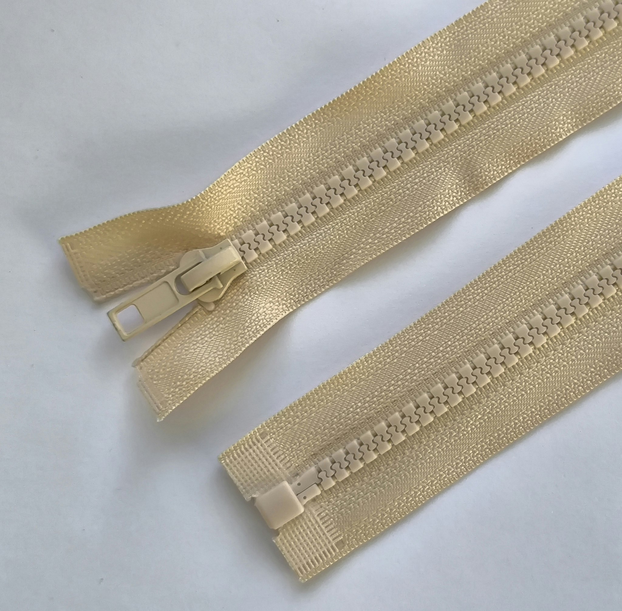 Dragkedja, blixtlås 6 mm 30-85 cm. Ljusbeige.