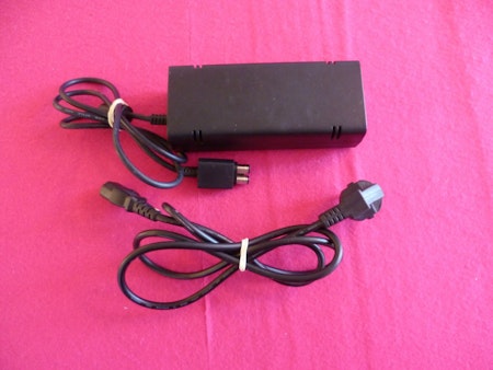 XBOX 360 Konsol 250 GB inkl 2 st handkontroller