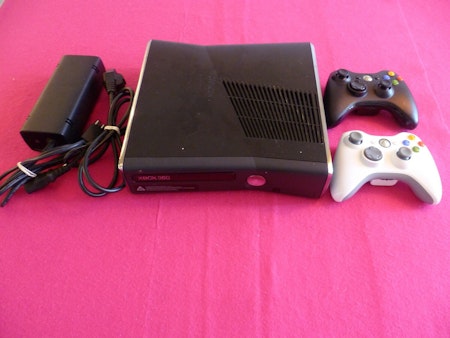 XBOX 360 Konsol 250 GB inkl 2 st handkontroller