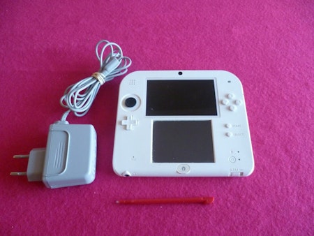 Nintendo 2DS konsol Röd/Vit med originalladdare