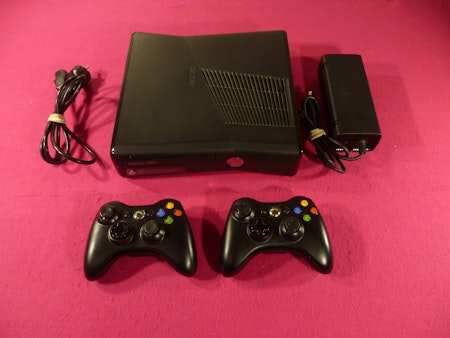 XBOX 360 Slim Konsol 250 GB inkl 2 st handkontroller