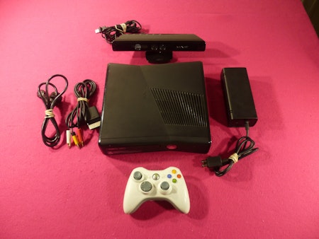 Xbox 360 Konsol 4 GB inkl. 1 st Handkontroll + Kinect
