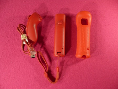 Handkontroll Wiimote Motion Plus Röd + Nun-chuck och gummiskydd - Nintendo Wii Original