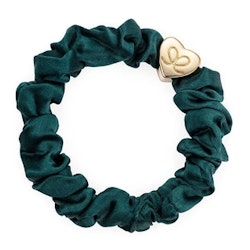 By Eloise Guld hjärtaberlock sidenscrunchie