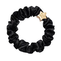 By Eloise Guld Star sidenscrunchie