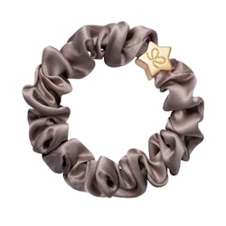 By Eloise Guld Star sidenscrunchie