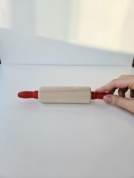 Kavel med rött handtag