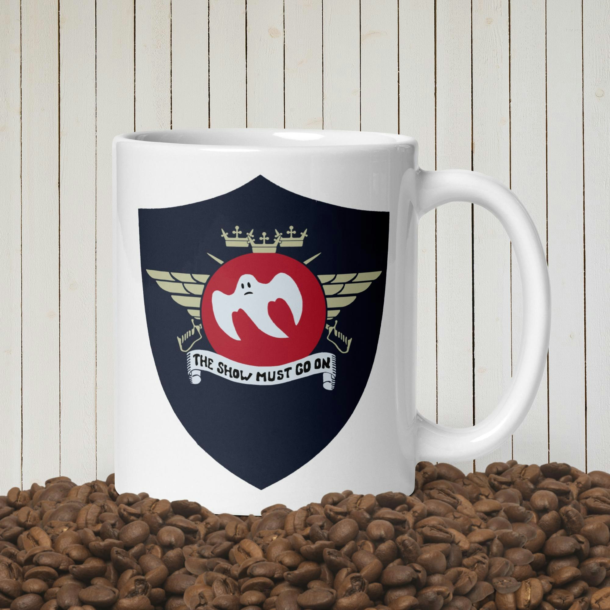Vit mugg med Spökdivisionen F10 Ängelholm emblem - The Show Must Go On