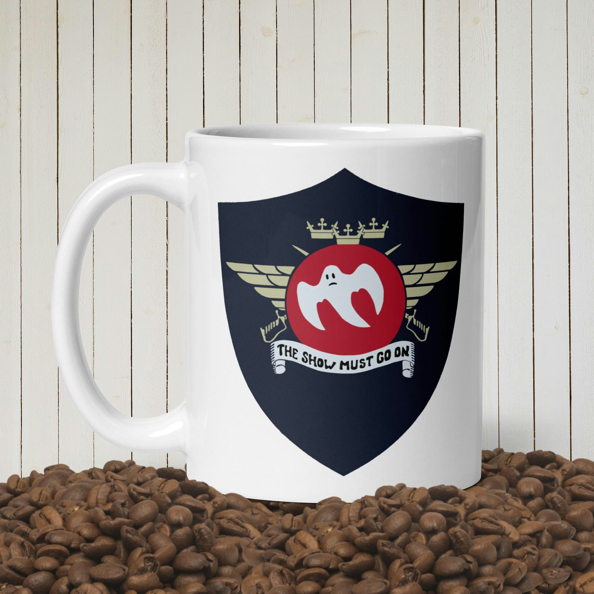 Vit mugg med Spökdivisionen F10 Ängelholm emblem - The Show Must Go On