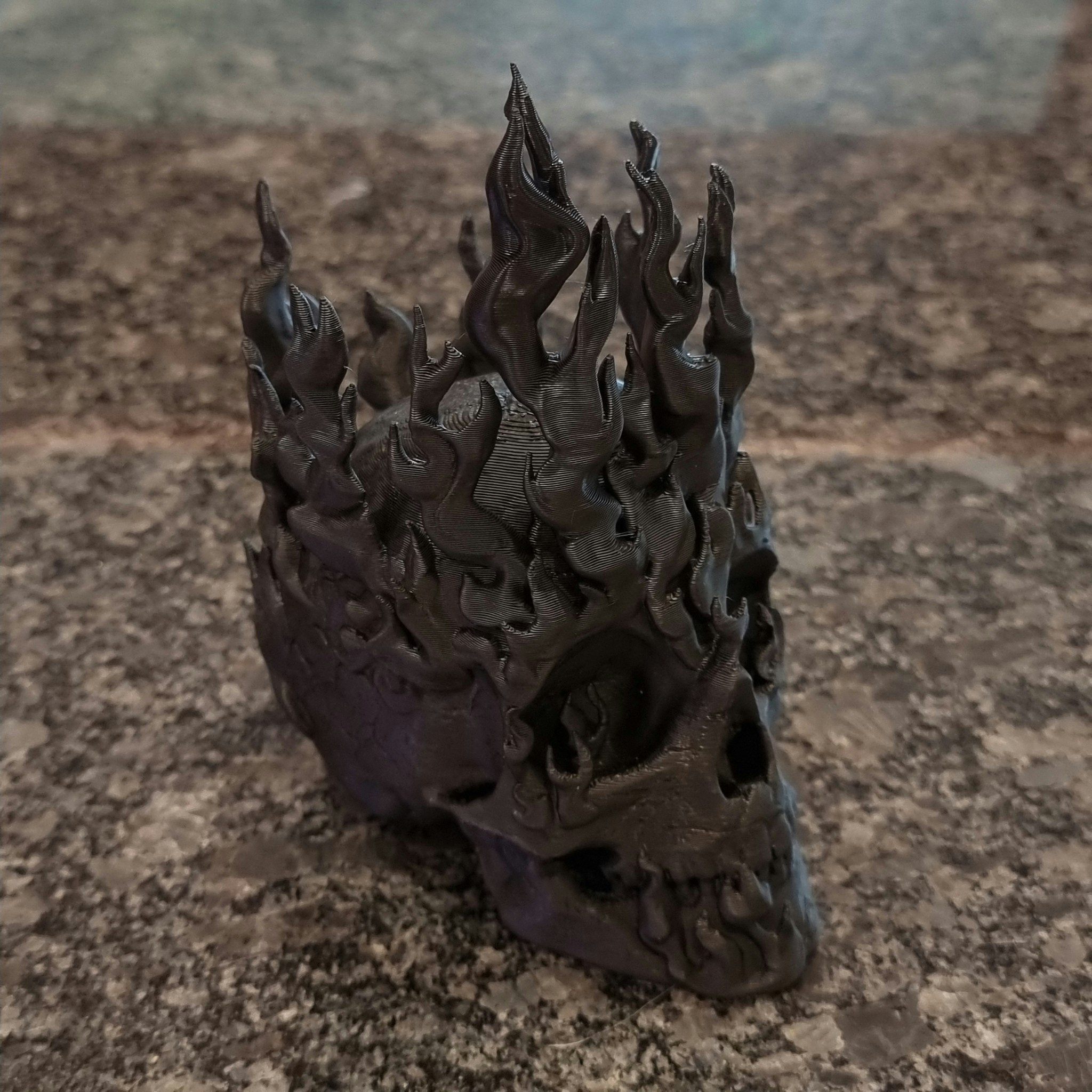 3D Printed Burning Skull in PLA – Ideal for Halloween Decor