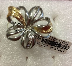 En Härlig Blomma Ring med Strass