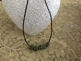 Retro Halsband med Svenska Pojkenamn